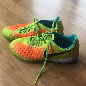 Indoor soccer cleats